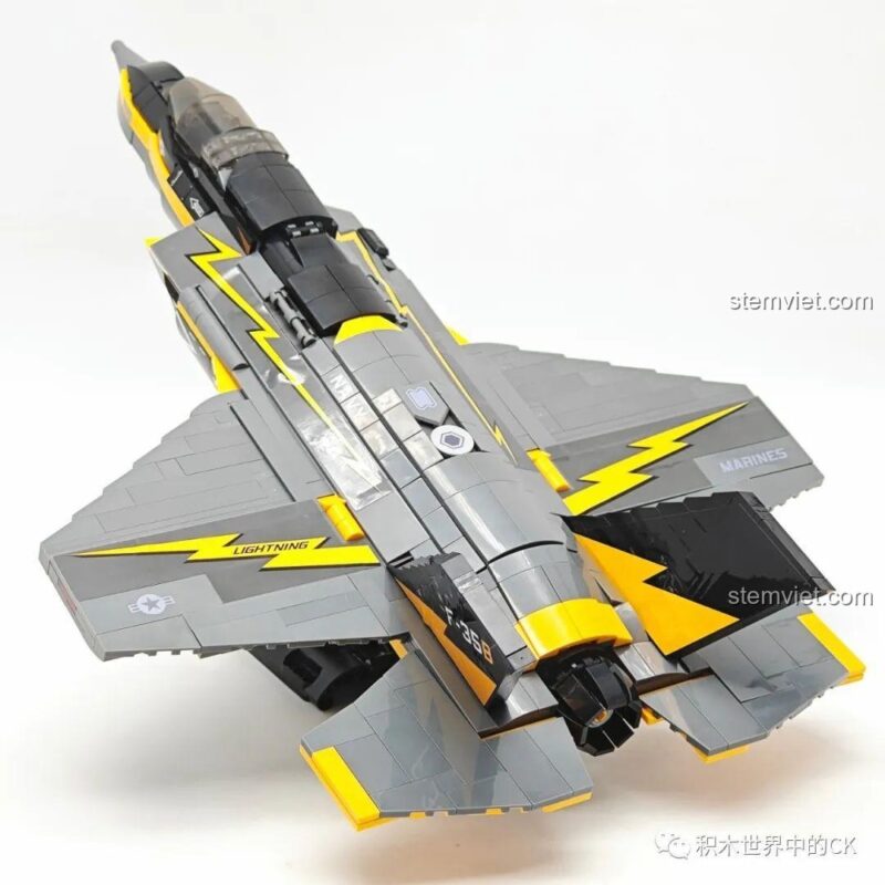 Nhìn từ phía sau của mô hình máy bay chiến đấu F-35B 58092, nổi bật với động cơ và cánh đuôi.