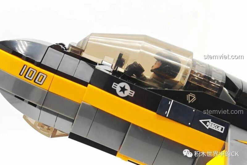 Minifigure phi công được đặt vào trong buồng lái của máy bay F-35B JIESTAR 58092.