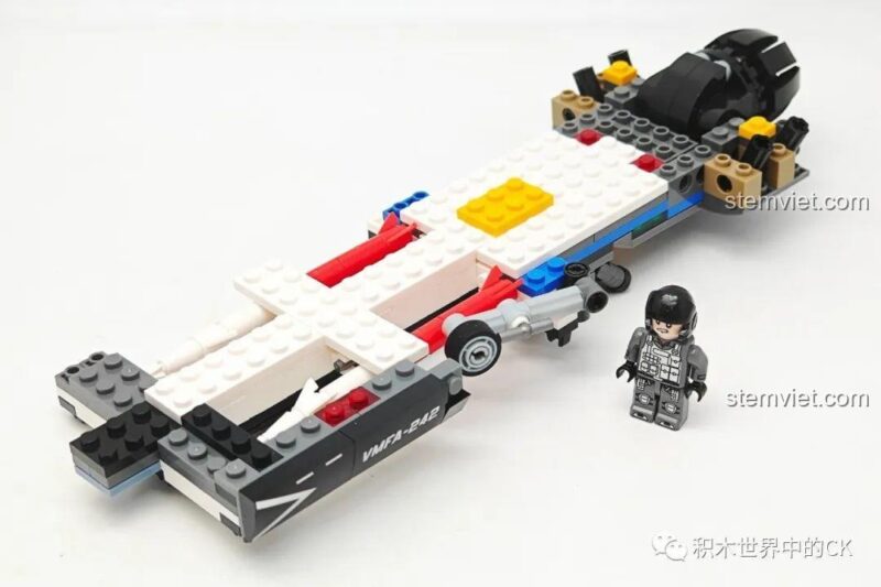 Quá trình lắp ráp phần khung thân của máy bay F-35B JIESTAR 58092 với minifigure phi công đứng cạnh.