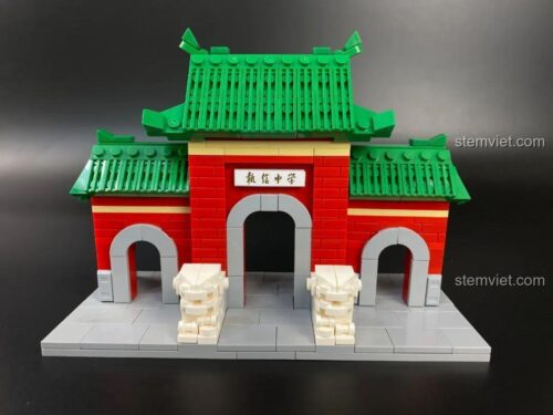 Hộp sản phẩm bộ lắp ghép Cổng Chấp Tín và Cầu Chấp Tín, món quà kỷ niệm độc đáo cho cựu học sinh.