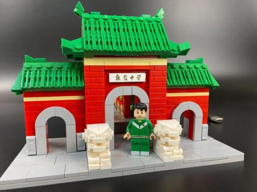 Mô hình lắp ghép Jimuquanzi JMQZ-101 Cổng trường Trung học Chấp Tín hoàn thiện với minifigure học sinh đứng phía trước. Sản phẩm dành cho người chơi từ 14 tuổi, chất lượng cao.