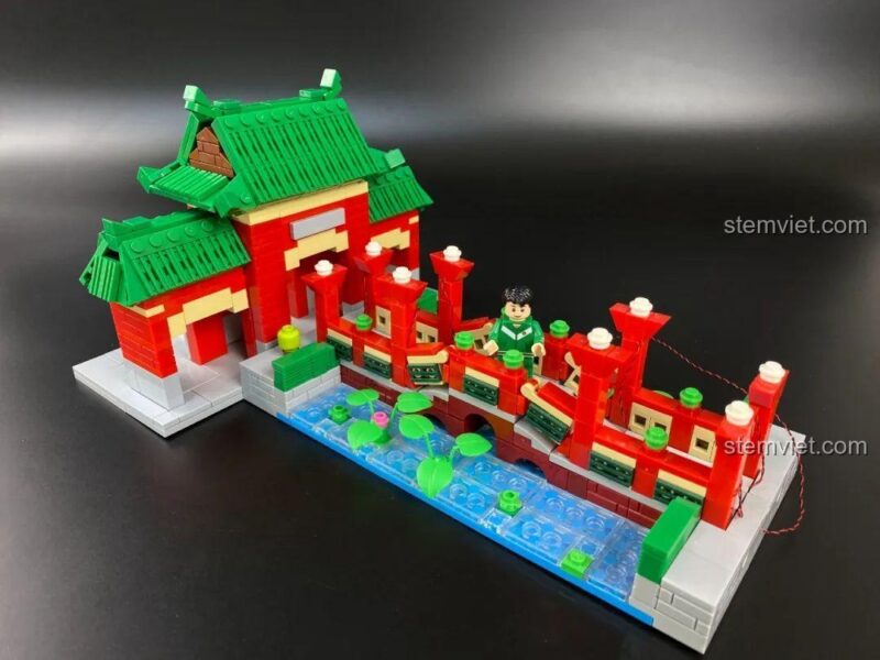 Toàn bộ sản phẩm bộ lắp ghép Cổng Chấp Tín bao gồm mô hình đã lắp, hộp và thẻ hướng dẫn.
