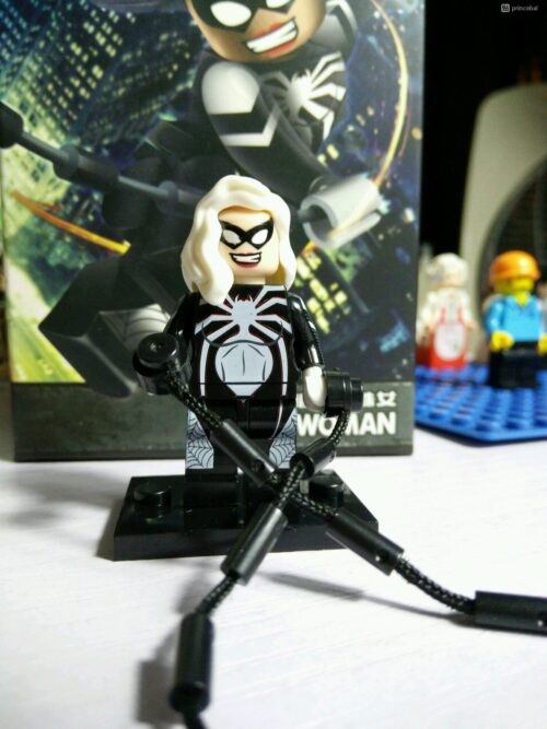 Cận cảnh minifigure Nữ Nhện Hắc Ám Jisi 0279 với thiết kế độc đáo, chi tiết in sắc nét, phù hợp cho bé trai 6 tuổi yêu thích siêu anh hùng Marvel.