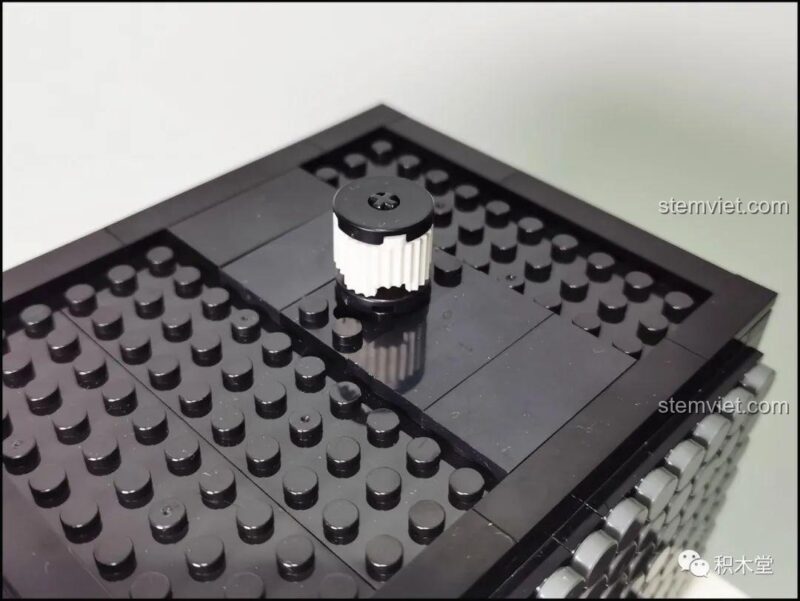 Các minifigures ngồi tại bàn trong Quán Cà Phê Góc Phố Juhang Technology 86007, thể hiện không gian nội thất chi tiết và khả năng tương tác.