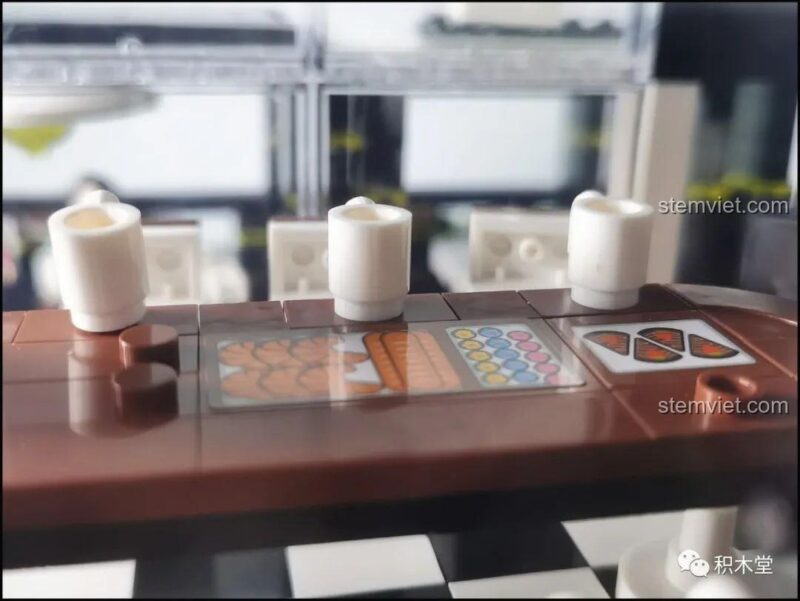 Minifigure với biểu cảm nghiêm túc trong Quán Cà Phê Góc Phố Juhang Technology 86007, tạo nên câu chuyện và tình huống thú vị.