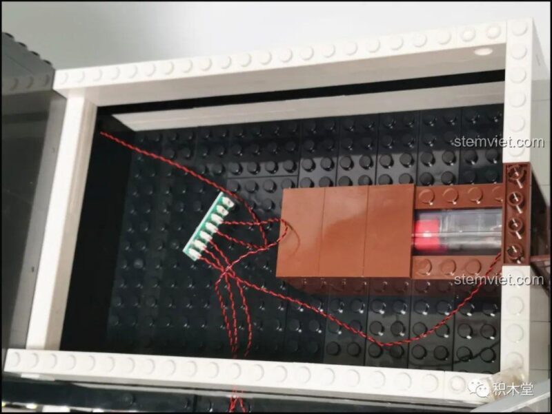 Không gian trống bên trong tầng 2 của bộ lắp ghép Juhang Technology 86007 Quán Cà Phê Góc Phố, được thiết kế để chứa hộp pin và các dây đèn LED.