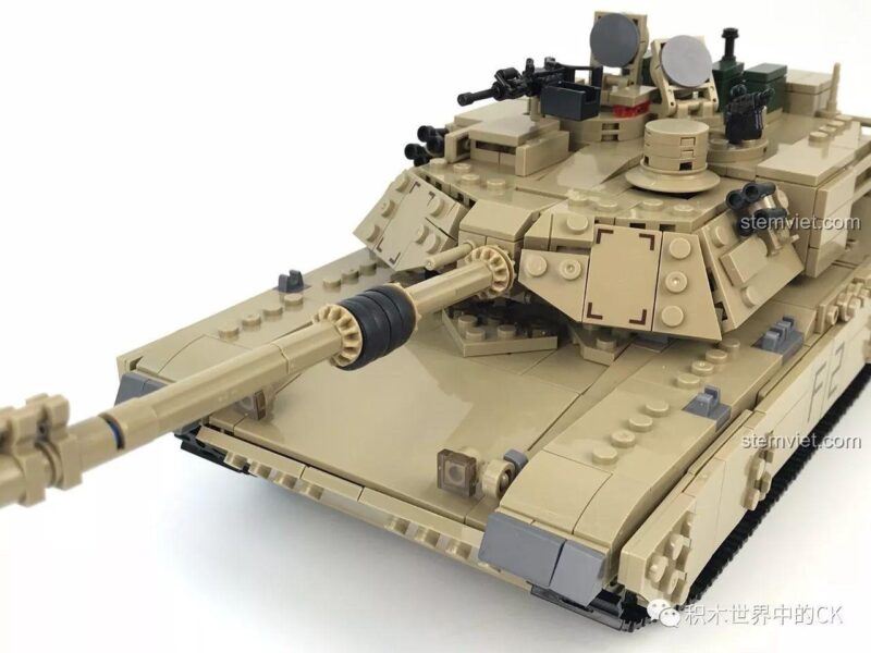 Mô hình xe tăng M1A2 Abrams KAZI KY10000 đã lắp ráp hoàn chỉnh cùng sa bàn và 5 minifigures.