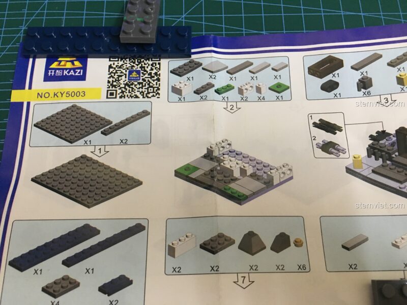 Các chi tiết và hướng dẫn lắp ráp bên trong bộ xếp hình Sở cảnh sát mini KAZI KY5003.