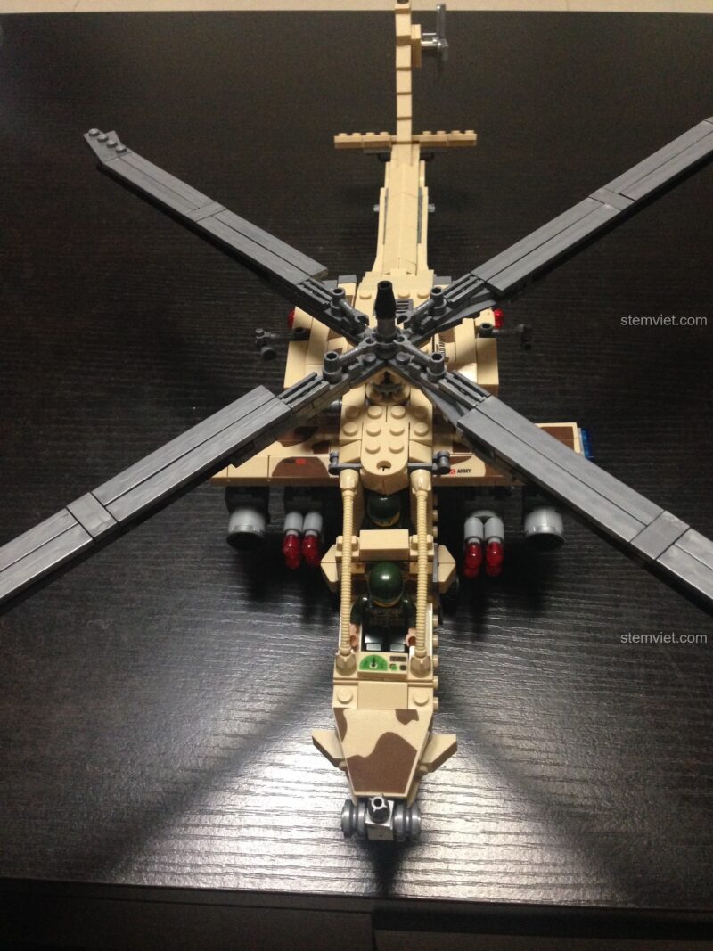 Mô hình AH-64 Apache KAZI KY84020 hoàn thiện với hai phi công trong buồng lái.