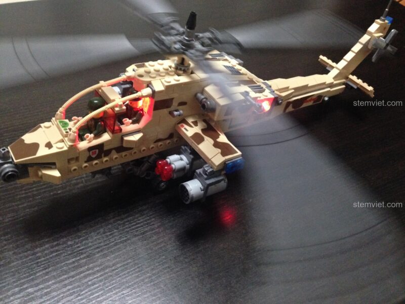 Hiệu ứng đèn LED và âm thanh sống động của đồ chơi mô hình Trực thăng tấn công AH-64 Apache 84020.