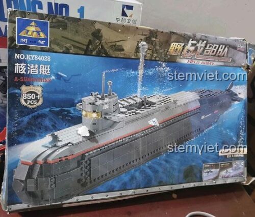Hộp sản phẩm bộ xếp hình Tàu Ngầm Tấn Công KAZI KY84028 với 850 chi tiết, có đèn và âm thanh.