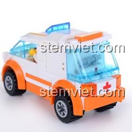 Ảnh chụp cận cảnh bộ xếp hình xe cấp cứu KAZI 85011 từ phía sau, cho thấy các chi tiết và thiết kế của xe.