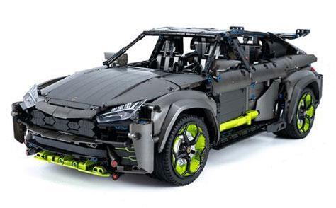 Mô hình hoàn thiện của bộ lắp ráp Kbox 10511 Lamborghini Urus, một siêu xe SUV màu xám với các chi tiết xanh lá nổi bật, phù hợp cho con trai trên 14 tuổi.