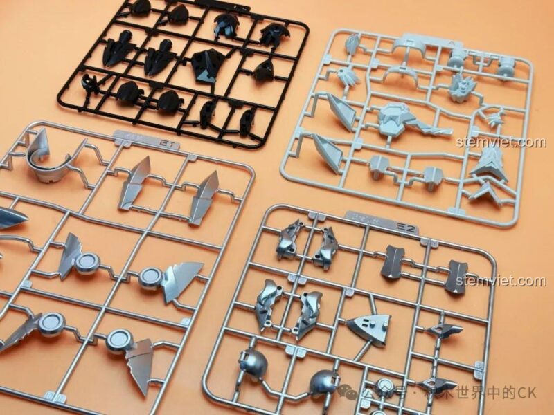 Các mảnh ghép của bộ lắp ráp Tôn Sách Mạt Nhật Cơ Giáp Keeppley 78012 trên khung, bộ lắp ráp Robot Tôn Sách cho con trai 14 tuổi, giá tốt