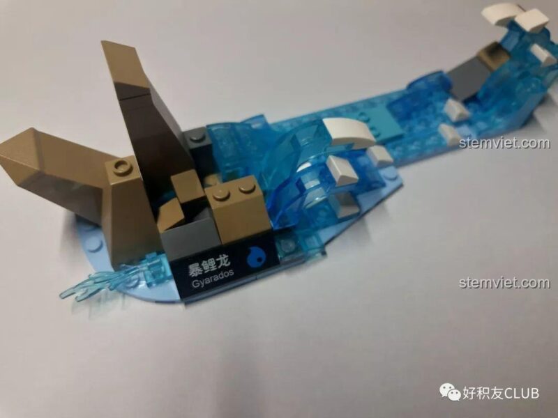Phần đế trưng bày của mô hình Keeppley B0110 Gyarados với chi tiết sóng nước.