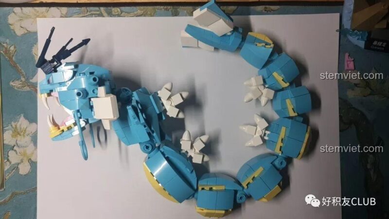 Mô hình Keeppley B0110 Pokémon Gyarados hoàn chỉnh uốn lượn.