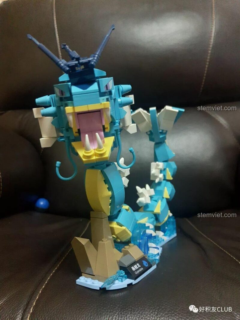 Mô hình Keeppley B0110 Pokémon Gyarados trưng bày trên kệ.