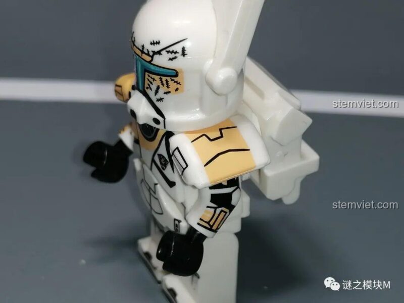 Góc nghiêng bên trái của minifigure Gregor, cho thấy chi tiết in trên tay và hông.