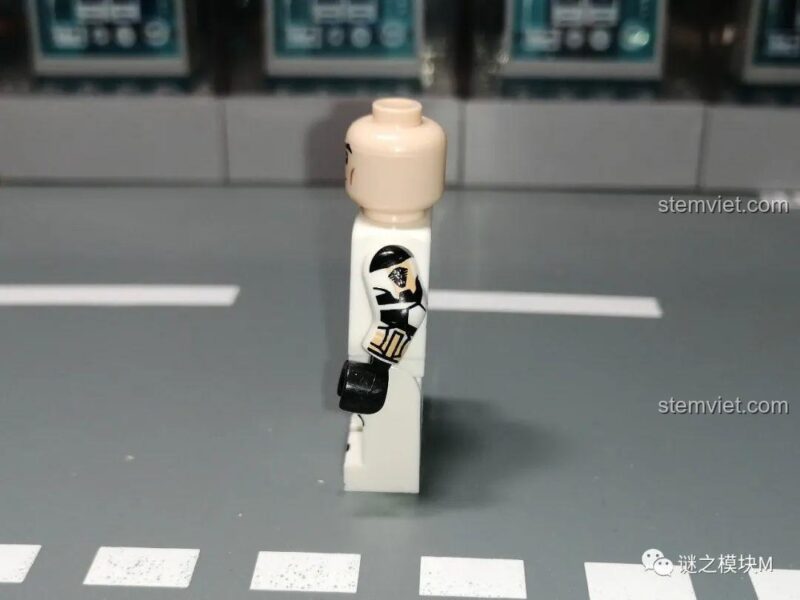Chi tiết in trên cánh tay trái của minifigure Gregor, thể hiện chất lượng của bộ minifigure Biệt đội Clone Commando.