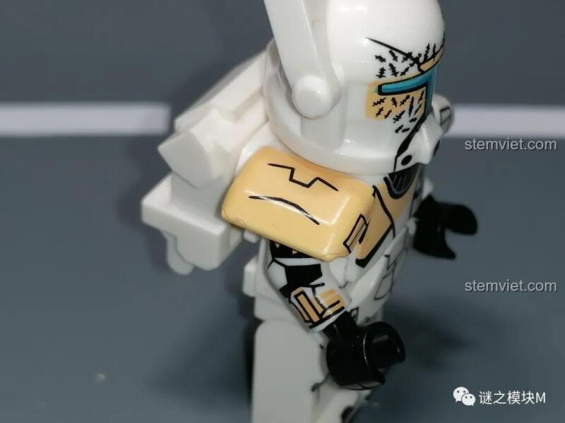 Góc nhìn khác về chi tiết giáp vai và ba lô của minifigure Gregor (XP-375) từ set KORUIT KT1049.