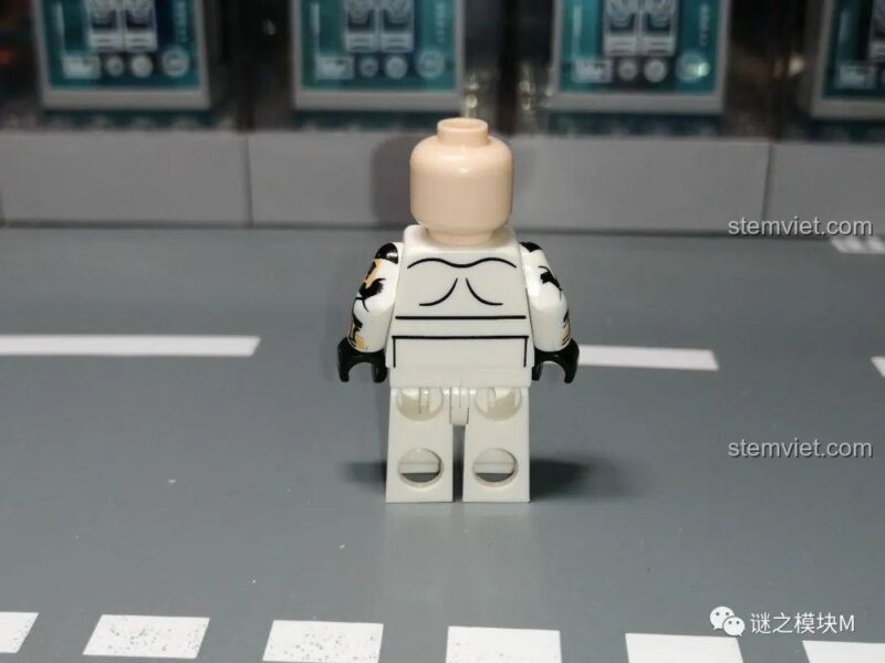 Góc nhìn bên khác của minifigure Gregor (XP-375) từ set KORUIT KT1049.