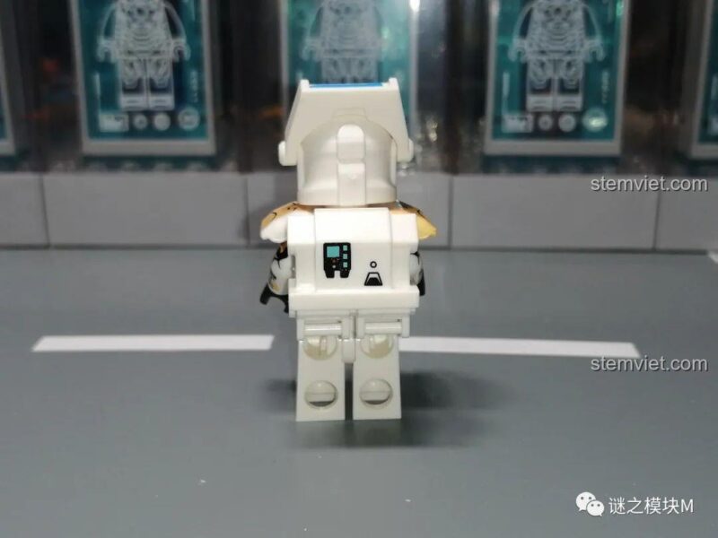 Mặt sau của minifigure Gregor (XP-375) với chi tiết in trên ba lô. Bộ đồ chơi Biệt đội Delta KORUIT KT1049.