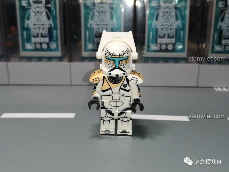 Cận cảnh minifigure Gregor (XP-375) không vũ khí, cho thấy chi tiết in trên giáp ngực và mũ. Một phần của set đồ chơi KORUIT KT1049.