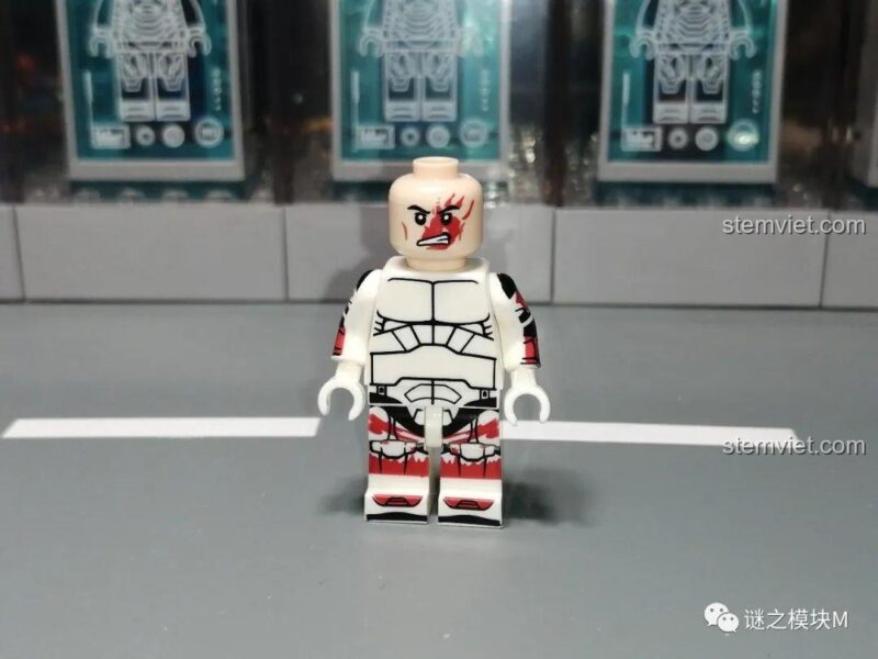 Chi tiết in bên hông mũ và giáp vai của minifigure Sev (XP-380). Sản phẩm Clone Commando KORUIT.