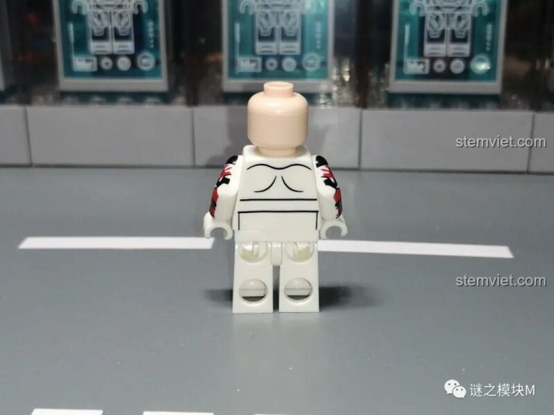 Chi tiết in bên tay của minifigure Sev (XP-380). Bộ minifigure Biệt đội Republic Commando.