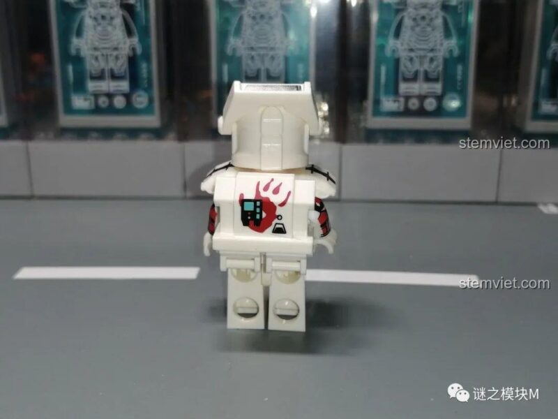 Mặt sau của minifigure Sev (XP-380) với ba lô và họa tiết in độc đáo.
