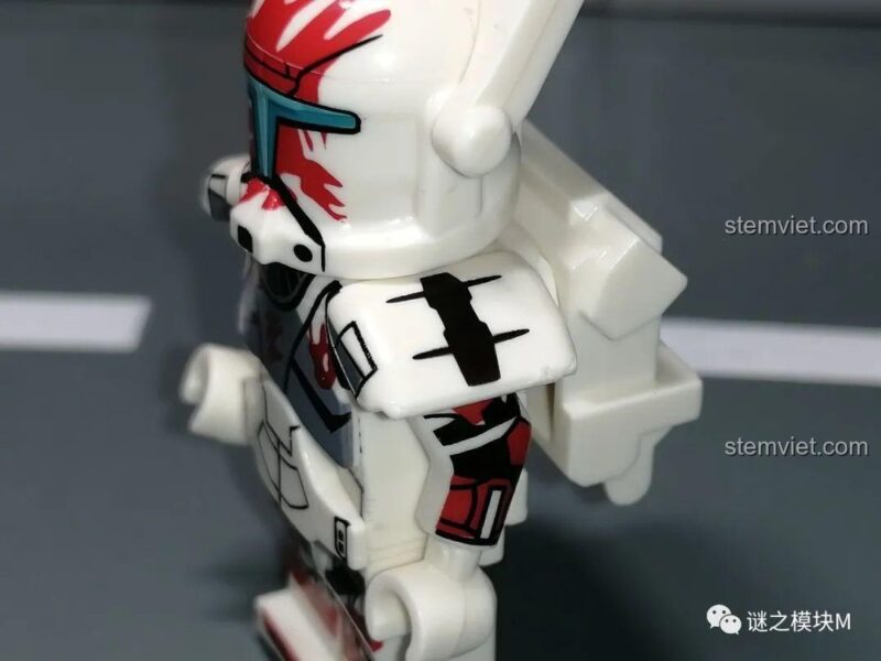 Góc nghiêng của minifigure Sev, cho thấy chi tiết in trên giáp vai.