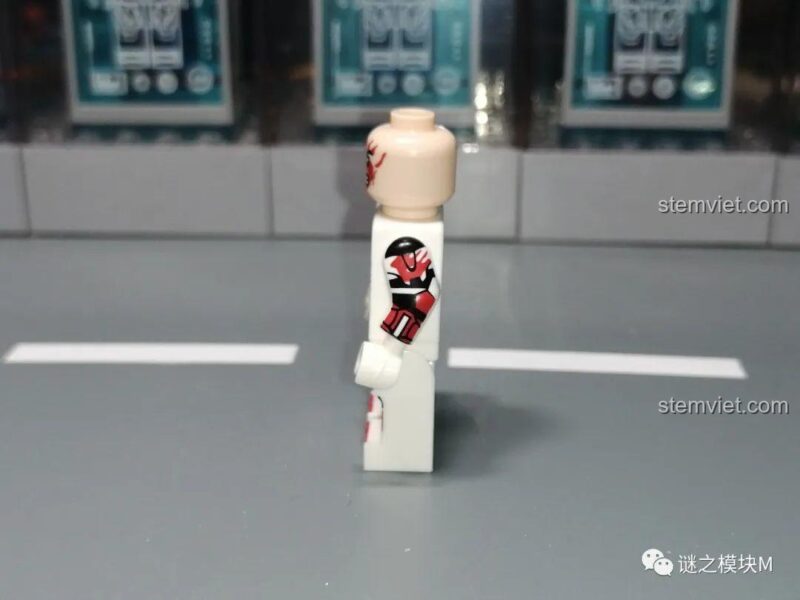 Chi tiết in trên cánh tay của minifigure Sev, thể hiện chất lượng của combo đồ chơi Niner.