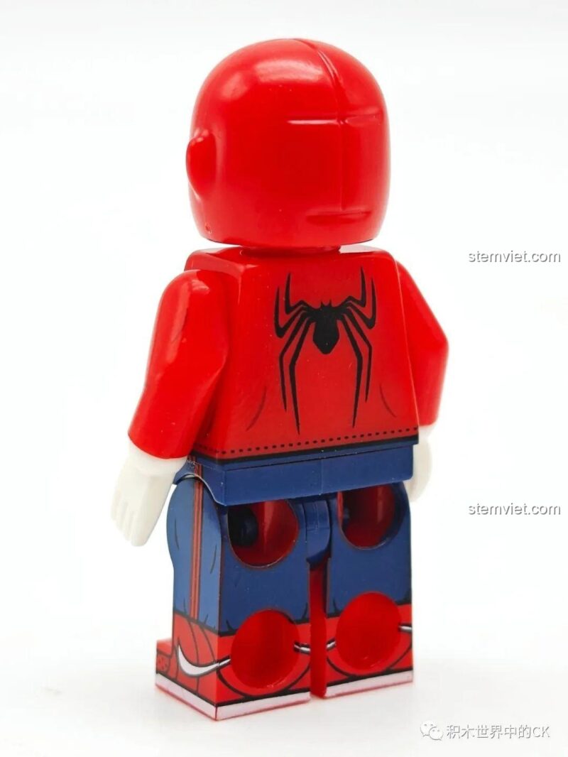 Mặt sau minifigure Spider-Man (擂台蜘蛛侠) trong set đồ chơi Nhân vật Spider-Man Koruit KT1069, biểu tượng nhện rõ nét, đáng tiền