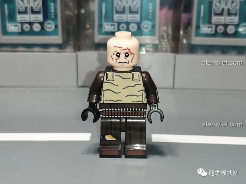 Minifigure Dark Trooper tạo dáng trong KORUIT Minifigure Star Wars.