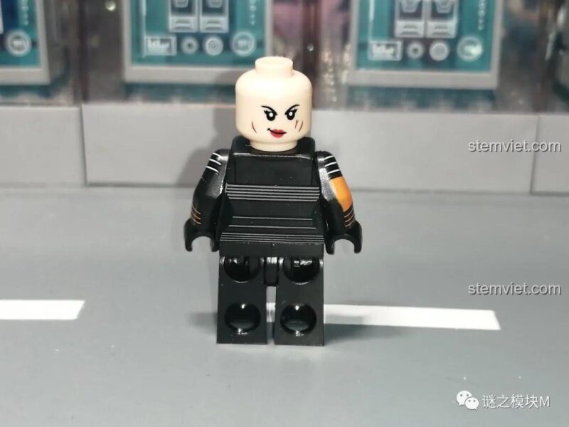 Mặt sau minifigure Hologram Darth Vader trong bộ lắp ghép Nhân vật Chiến tranh giữa các vì sao.