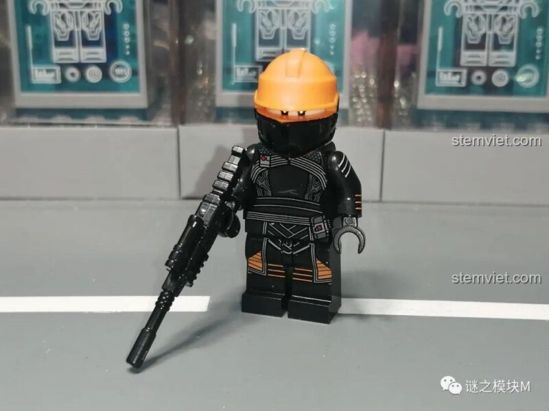 Góc nhìn bên minifigure Palpatine từ KORUIT XP-342 đồ chơi mô hình.