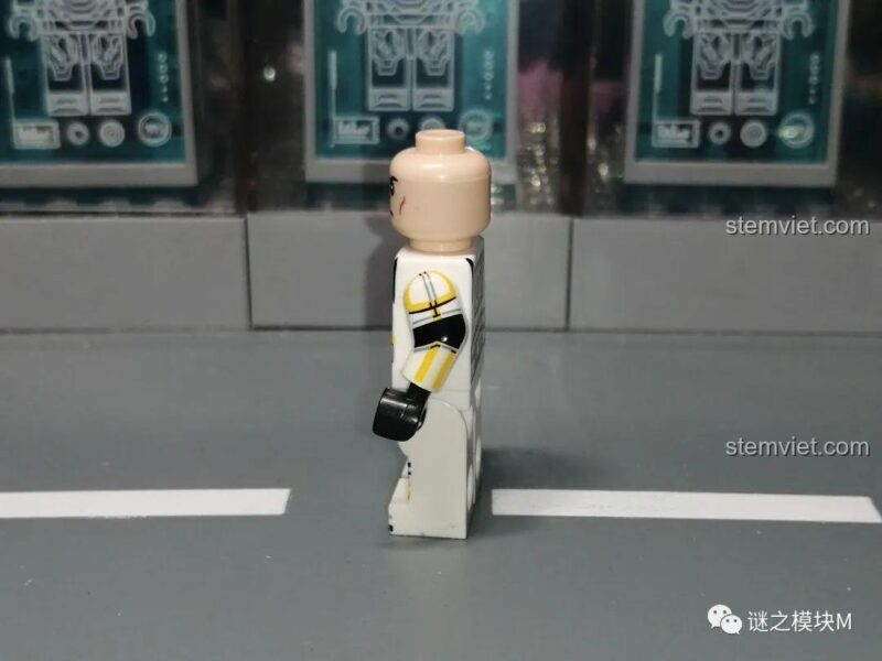 Minifigure Luke Skywalker từ KORUIT Minifigure Star Wars, với kiếm ánh sáng.