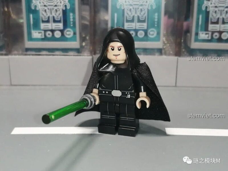 Mặt sau minifigure Omega trong bộ lắp ghép KORUIT, chi tiết in ấn rõ ràng.