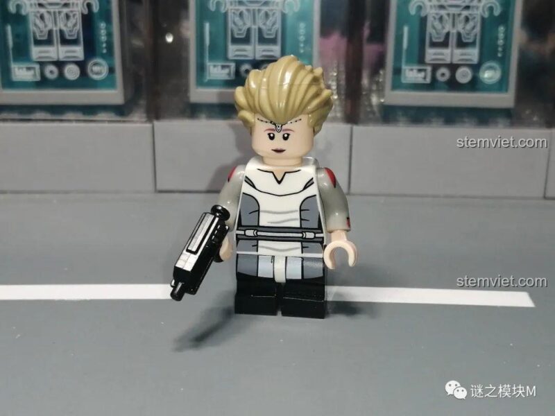 Chân ngắn của minifigure Omega trong set đồ chơi Minifigure Star Wars, chi tiết in ấn.
