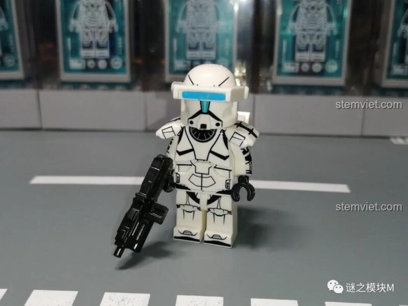 Ảnh review chi tiết minifigure Koruit XP-369 Lính Commando Star Wars với vũ khí và kính ngắm.