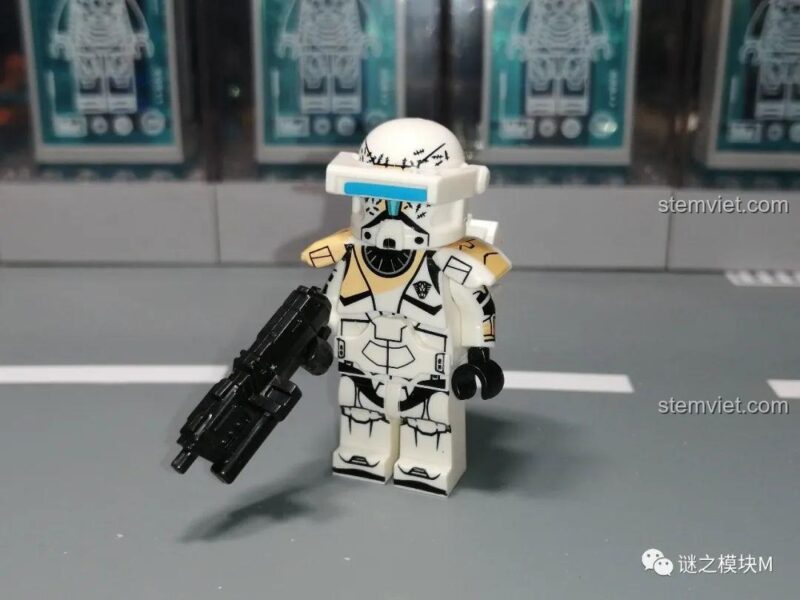 Hình ảnh thực tế minifigure Gregor (XP-375) từ bộ Koruit KT1049, chi tiết giáp và vũ khí.