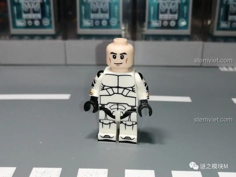 Minifigure Gregor (XP-375) sau khi tháo mũ và giáp, lộ ra khuôn mặt và thân in.