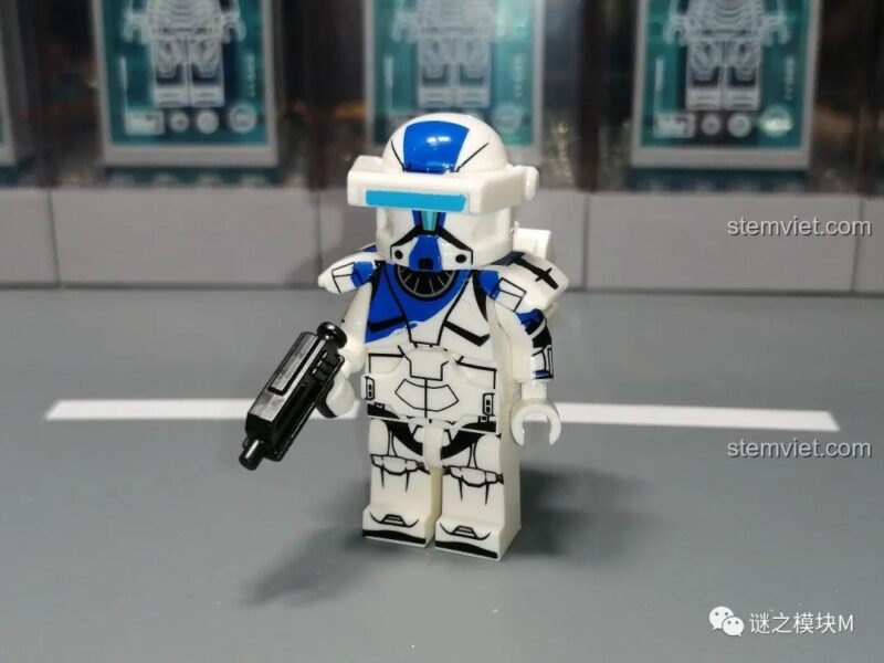 Minifigure Niner (XP-376) với giáp xanh dương và vũ khí.