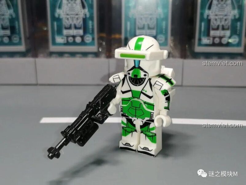 Minifigure Fixer (XP-378) với giáp màu xanh lá.