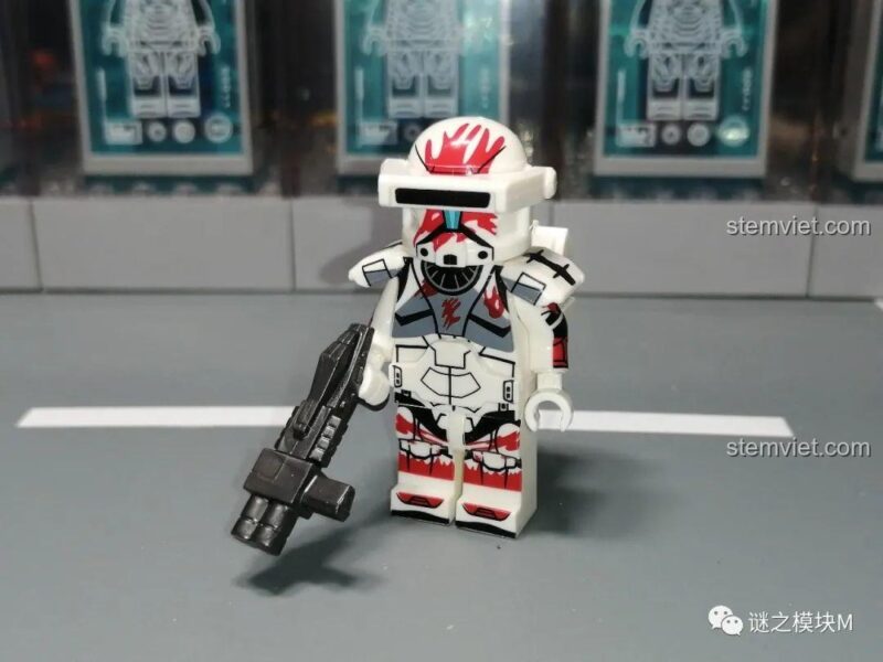 Hình ảnh thực tế minifigure Sev (XP-380) với giáp đỏ và vũ khí bắn tỉa.