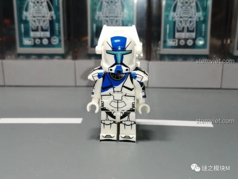 Cận cảnh chi tiết in trên giáp vai của minifigure Gregor (XP-375).