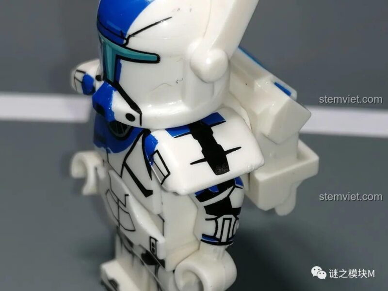Chi tiết giáp vai và ba lô của minifigure Gregor (XP-375).