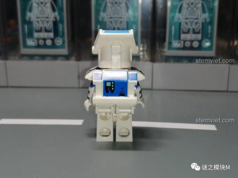 Mặt sau của minifigure Gregor (XP-375) với ba lô chuyên dụng.