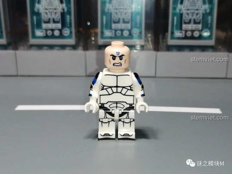 Minifigure Gregor (XP-375) sau khi tháo mũ và phụ kiện.