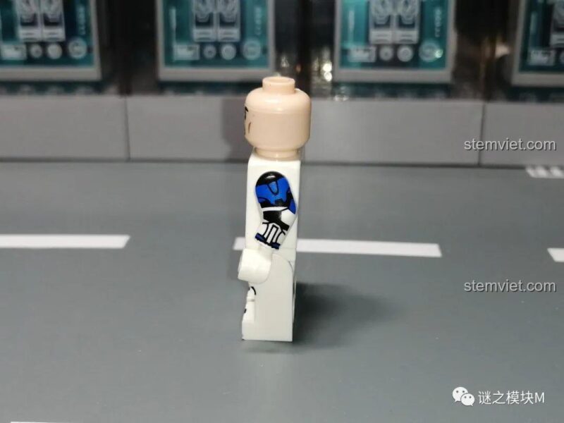 Chi tiết in bên cánh tay của minifigure Gregor (XP-375).